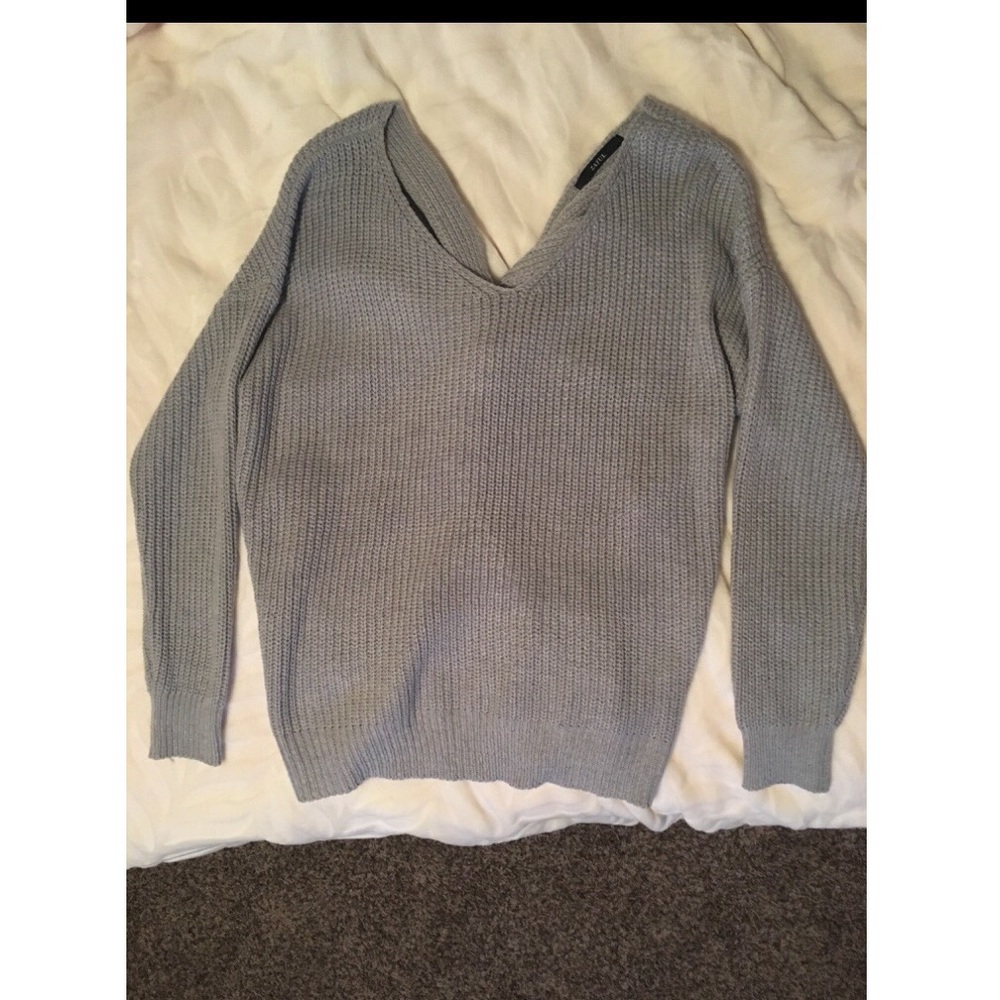 NWOT Zaful Sweater - twist back